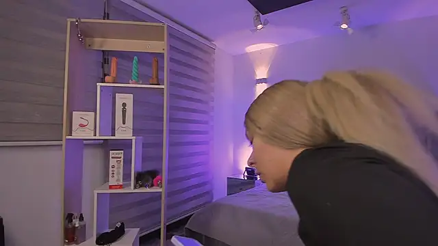 Snapshot of SkyThompson chatting on December 15, 5:01 am SkyThompson online show from December 15, 5:01 am