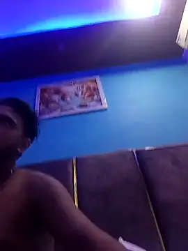 Snapshot of romantic_couple1 chatting on September 18, 1:40 am romantic couple1 online show from September 18, 1:40 am