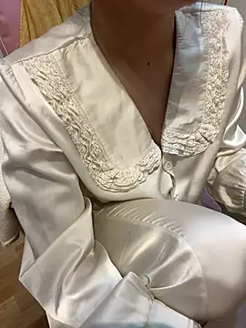 Snapshot of tran_my chatting on February 6, 2:42 pm tran my online show from February 6, 2:42 pm