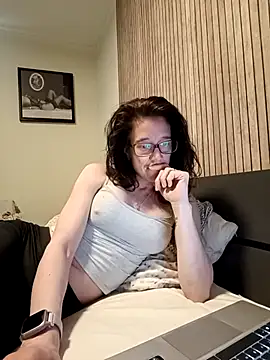 Snapshot of JezebelDutch chatting on April 14, 10:43 am JezebelDutch online show from April 14, 10:43 am