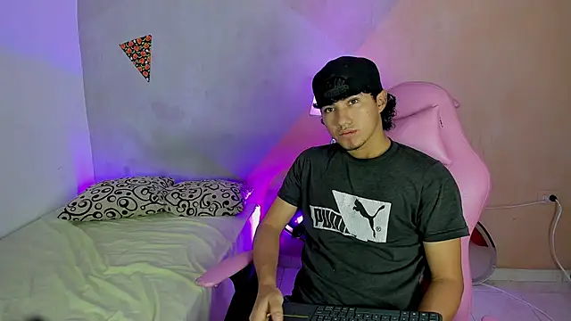 Snapshot of Laura_and_Kevin chatting on November 20, 3:12 pm Laura and Kevin online show from November 20, 3:12 pm