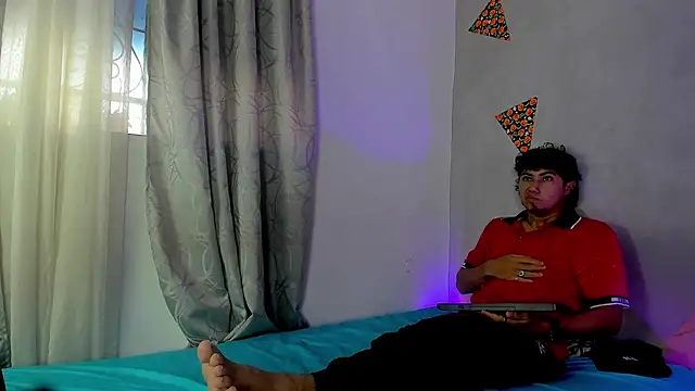 Snapshot of Laura_and_Kevin chatting on November 22, 1:43 pm Laura and Kevin online show from November 22, 1:43 pm