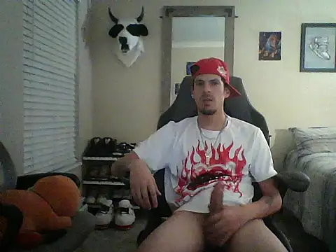 Snapshot of latinosatiro94 chatting on February 5, 10:20 am latinosatiro94 online show from February 5, 10:20 am