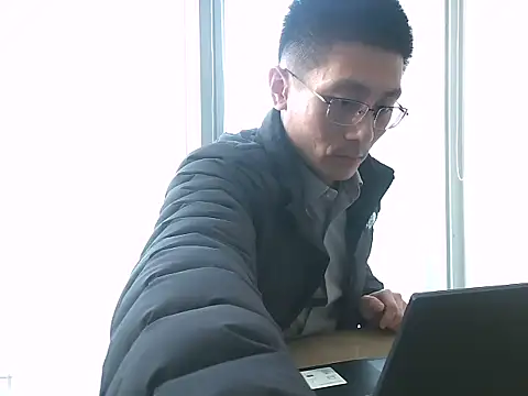 Snapshot of miniyellower chatting on November 26, 5:52 am miniyellower online show from November 26, 5:52 am