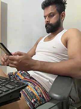 Snapshot of Vineeth3906 chatting on April 8, 2:39 pm Vineeth3906 online show from April 8, 2:39 pm