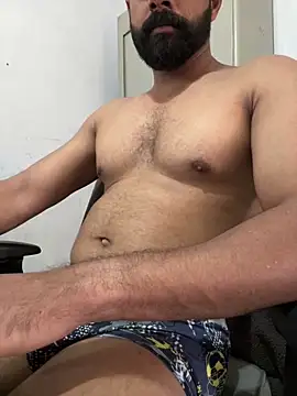 Snapshot of Vineeth3906 chatting on April 20, 8:28 am Vineeth3906 online show from April 20, 8:28 am