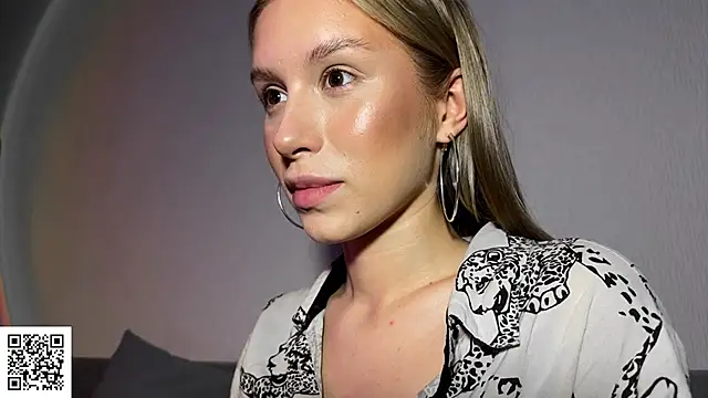 Snapshot of ElysiaXo chatting on October 22, 9:36 pm ElysiaXo online show from October 22, 9:36 pm