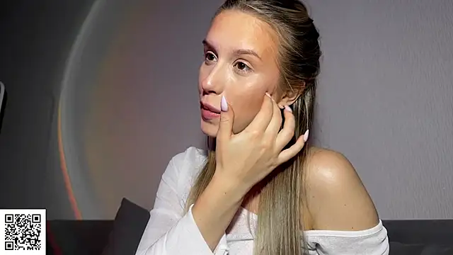 Snapshot of ElysiaXo chatting on October 23, 9:57 pm ElysiaXo online show from October 23, 9:57 pm