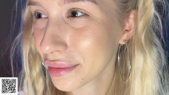 Snapshot of ElysiaXo chatting on December 1, 11:21 pm ElysiaXo online show from December 1, 11:21 pm