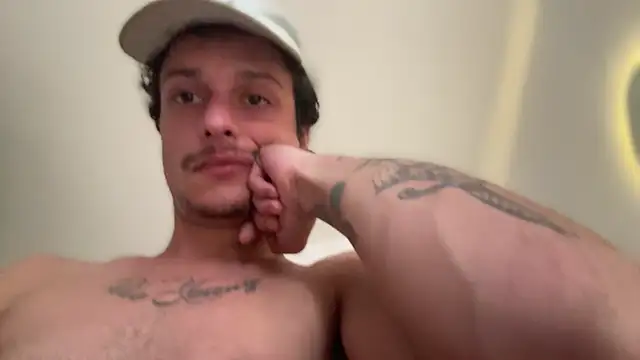 Snapshot of chrisalmeid_ chatting on April 4, 10:46 am chrisalmeid online show from April 4, 10:46 am