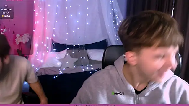 travis wolf  online show from November 12, 7:57 pm