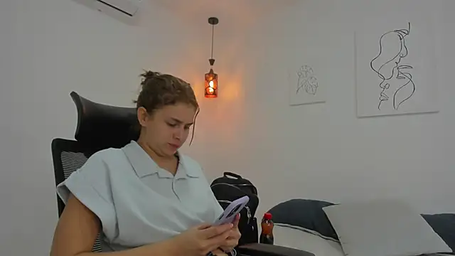 Snapshot of kaylajhonnes6 chatting on October 16, 2:51 pm kaylajhonnes6 online show from October 16, 2:51 pm