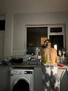 Snapshot of CheekyChelseaX chatting on October 31, 7:59 pm CheekyChelseaX online show from October 31, 7:59 pm