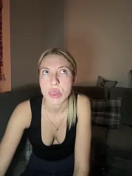 Snapshot of CheekyChelseaX chatting on December 14, 5:29 pm CheekyChelseaX online show from December 14, 5:29 pm