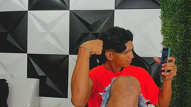 Snapshot of bull_cam chatting on September 11, 6:41 pm bull cam online show from September 11, 6:41 pm