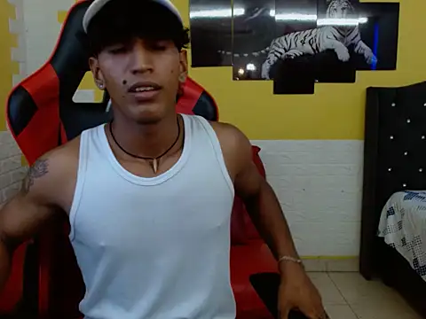 Snapshot of bull_cam chatting on September 15, 6:41 pm bull cam online show from September 15, 6:41 pm