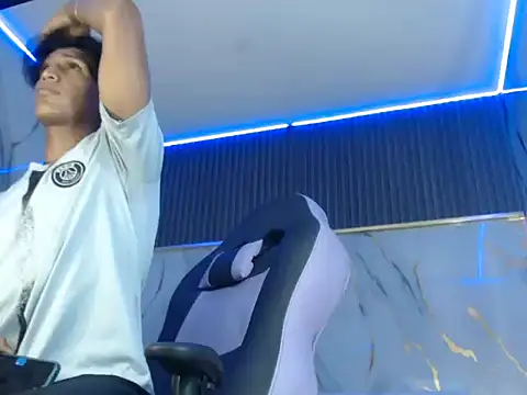 Snapshot of bull_cam chatting on September 16, 6:53 pm bull cam online show from September 16, 6:53 pm