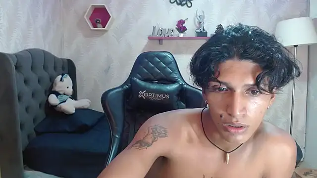 Snapshot of bull_cam chatting on September 24, 6:55 pm bull cam online show from September 24, 6:55 pm