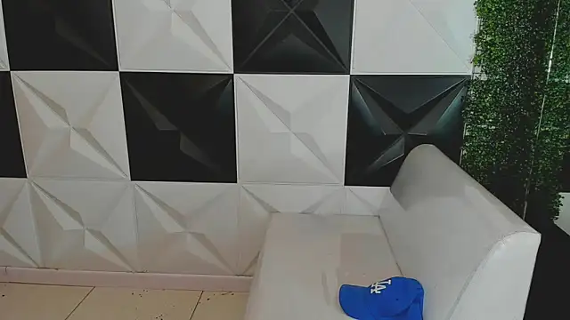 Snapshot of bull_cam chatting on October 4, 6:50 pm bull cam online show from October 4, 6:50 pm