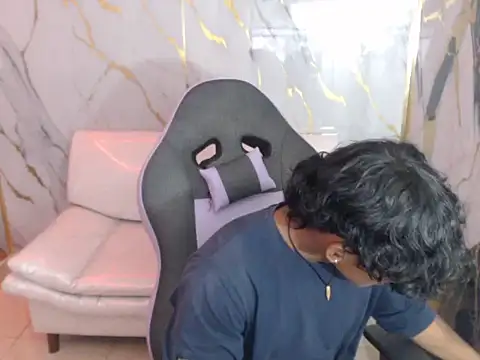 Snapshot of bull_cam chatting on October 5, 7:56 pm bull cam online show from October 5, 7:56 pm