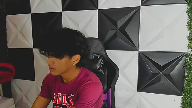 Snapshot of bull_cam chatting on October 6, 7:33 pm bull cam online show from October 6, 7:33 pm