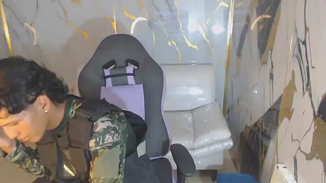 Snapshot of bull_cam chatting on October 13, 6:41 pm bull cam online show from October 13, 6:41 pm