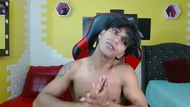 Snapshot of bull_cam chatting on October 19, 4:18 pm bull cam online show from October 19, 4:18 pm