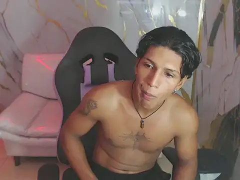 Snapshot of bull_cam chatting on October 28, 3:47 pm bull cam online show from October 28, 3:47 pm