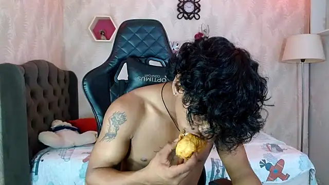 Snapshot of bull_cam chatting on October 30, 5:02 pm bull cam online show from October 30, 5:02 pm