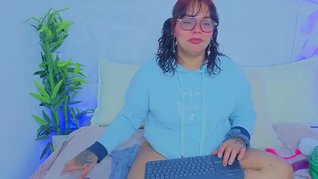 Snapshot of Scarletttttt__ chatting on September 19, 3:52 am Scarletttttt online show from September 19, 3:52 am