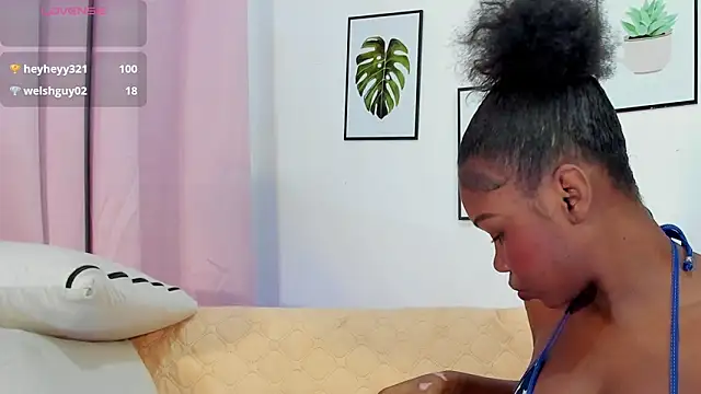 Snapshot of Karol_w11 chatting on October 17, 7:38 pm Karol w11 online show from October 17, 7:38 pm