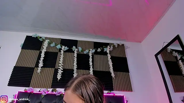  leda swan  online show from June 7, 10:08 am