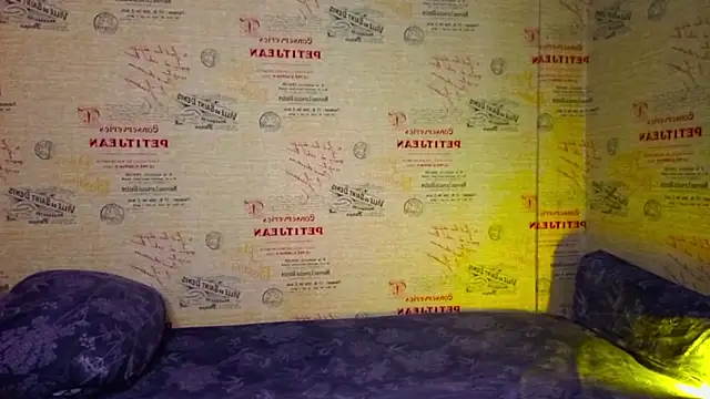 Snapshot of emi_less chatting on February 7, 4:43 pm emi less online show from February 7, 4:43 pm