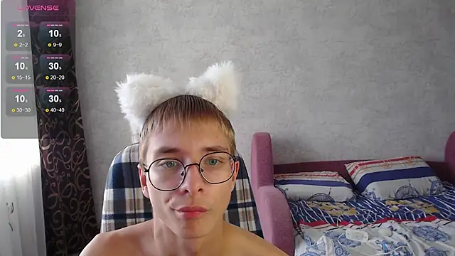 Snapshot of glasses_cat chatting on September 10, 5:40 am glasses cat online show from September 10, 5:40 am