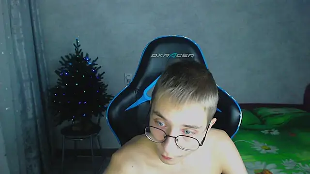 glasses cat online show from December 4, 6:38 pm