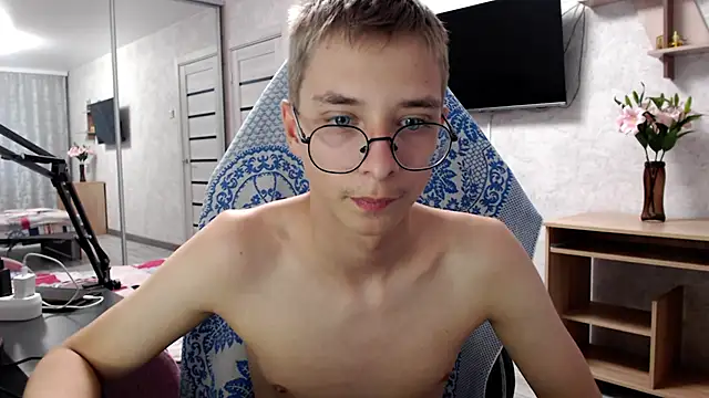 glasses cat online show from May 10, 5:18 pm