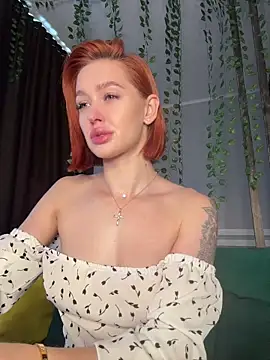 Snapshot of LittleFox___ chatting on June 6, 6:07 am LittleFox online show from June 6, 6:07 am