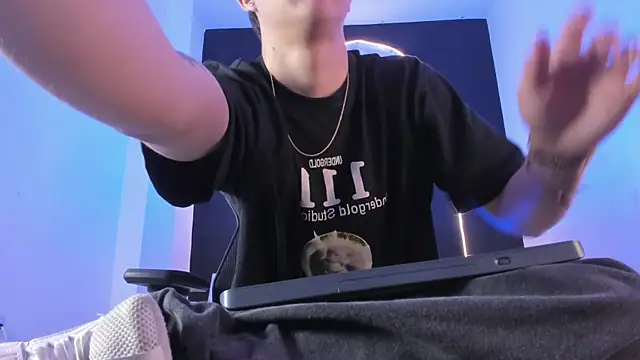 liaamsmiith  online show from November 4, 12:26 pm