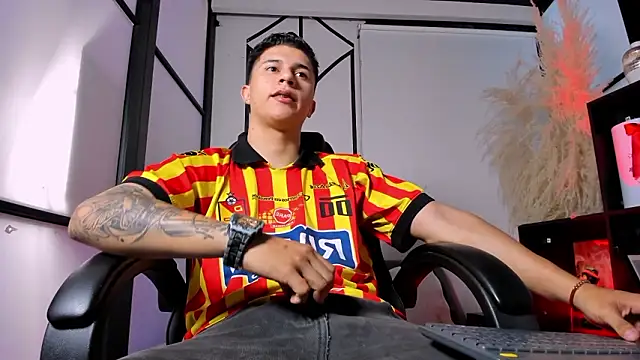 liaamsmiith  online show from March 18, 1:14 pm