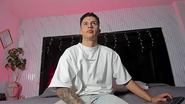 liaamsmiith  online show from March 23, 1:04 pm