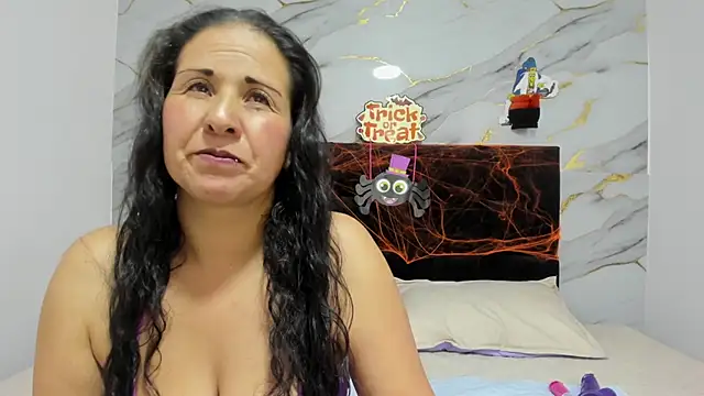 NoelleHartley online show from October 21, 11:44 am