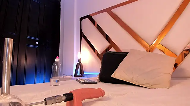 Niicolle Evanss online show from March 18, 7:50 pm