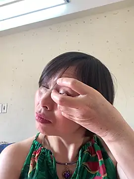 Snapshot of Hello_Linchii chatting on October 12, 2:10 am Hello Linchii online show from October 12, 2:10 am