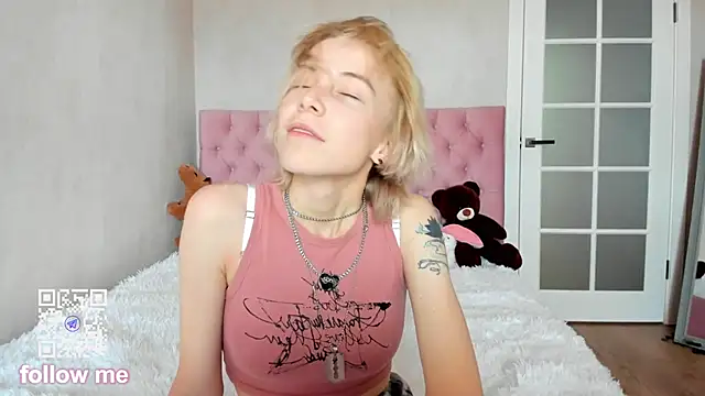 Snapshot of Pink_Lila18 chatting on October 3, 8:33 am Pink Lila18 online show from October 3, 8:33 am