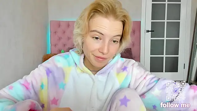 Snapshot of Pink_Lila18 chatting on October 7, 8:22 am Pink Lila18 online show from October 7, 8:22 am