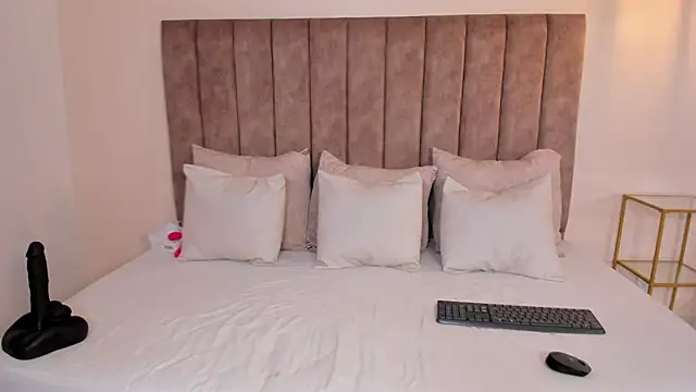 amber colliiins online show from November 14, 5:33 pm