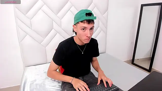 Snapshot of LittleDanny_ chatting on November 3, 7:37 pm LittleDanny  online show from November 3, 7:37 pm