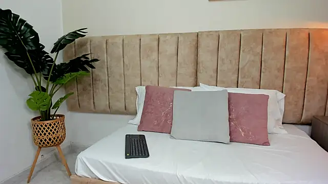 Snapshot of Karina_Harris chatting on October 8, 12:25 pm Karina Harris online show from October 8, 12:25 pm