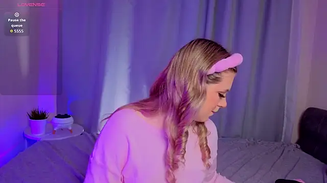 Snapshot of AliaBuerstatte chatting on November 13, 7:02 pm AliaBuerstatte online show from November 13, 7:02 pm