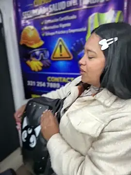 Snapshot of -Mia1 chatting on May 13, 12:24 pm -Mia1 online show from May 13, 12:24 pm